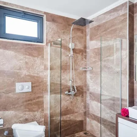 Sleeps 10 Pool Air Con Wifi