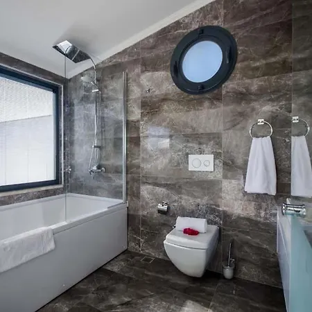Sleeps 10 Pool Air Con Wifi